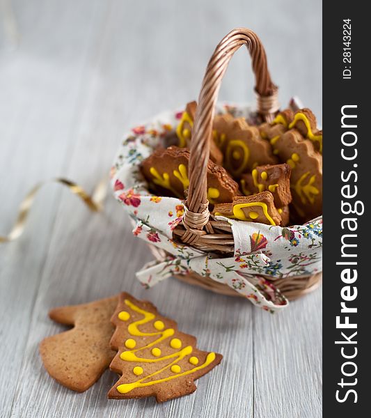 Gingerbread cookies with icing in a basket