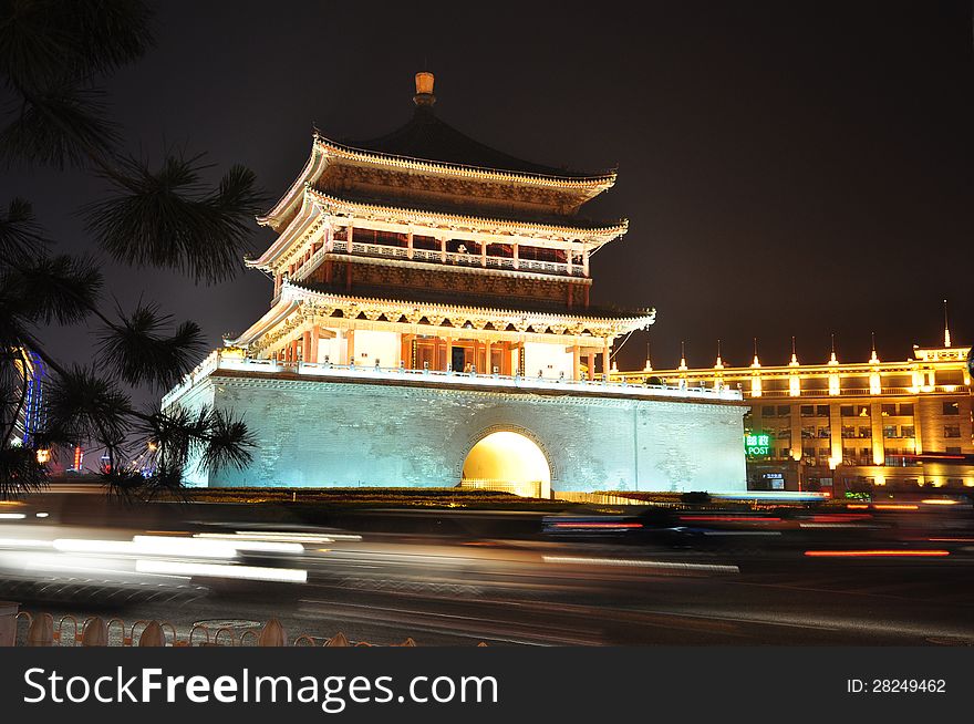 Xi 'an bell tower, built in zhu yuanzhang hongwu seventeen years (1384 AD), is located in the center of xian city, north and south, east and four street intersection, is our country ancient left many clock tower in the largest and best-preserved shape a. Xi 'an bell tower, built in zhu yuanzhang hongwu seventeen years (1384 AD), is located in the center of xian city, north and south, east and four street intersection, is our country ancient left many clock tower in the largest and best-preserved shape a.