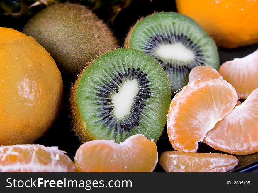 Photo of a kiwi and tangerines composition