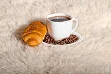 Croissant With Coffee And Beans On Fur Background Royalty Free Stock Photography Croissant With Coffee And Beans On Fur Background Royalty Free Stock Photography