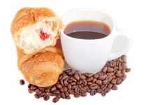 Croissant With Coffee And Beans On White Background Royalty Free Stock Images Croissant With Coffee And Beans On White Background Royalty Free Stock Images