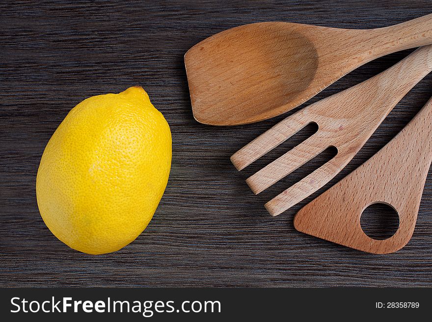 Green apple and kitchen wooden shovels