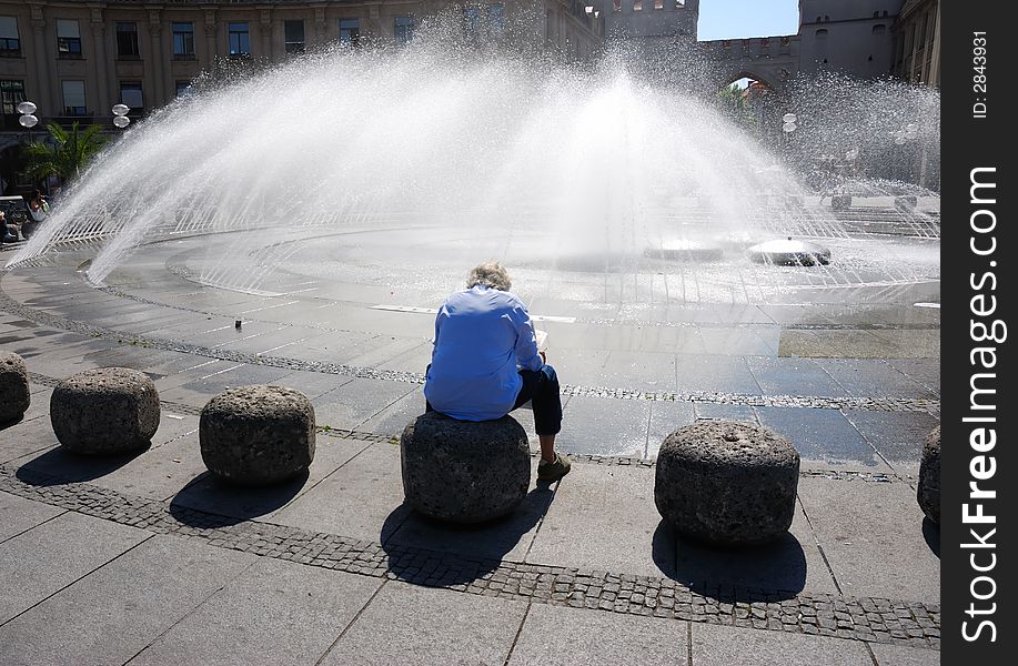 Man relaxing at the fountain