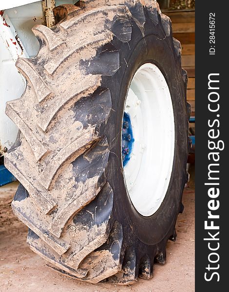 Tractor wheel and wheel hub
