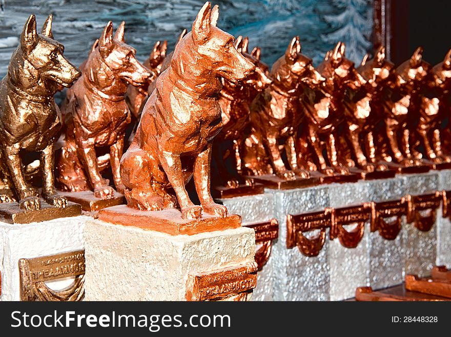 Several dogs gilded by hand on pedestal