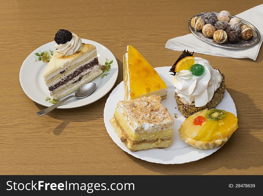 Diferent cakes in a studio