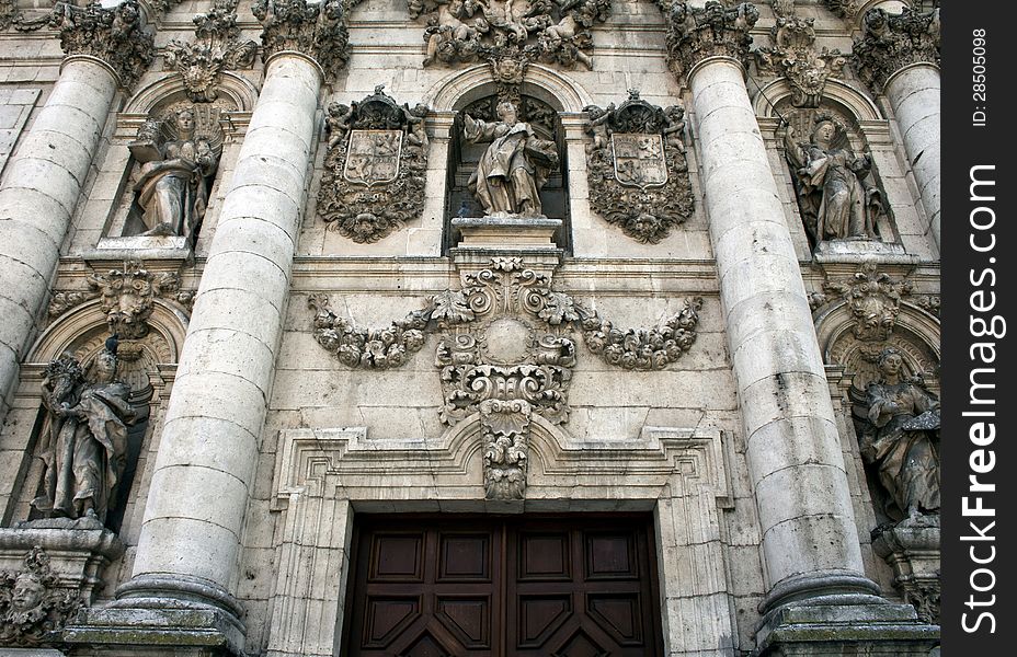 Facade of University in Valladolid, gorizont