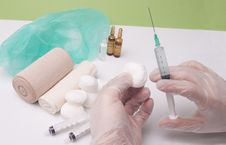 Preparing The Syringe For Injection Royalty Free Stock Photos Preparing The Syringe For Injection Royalty Free Stock Photos