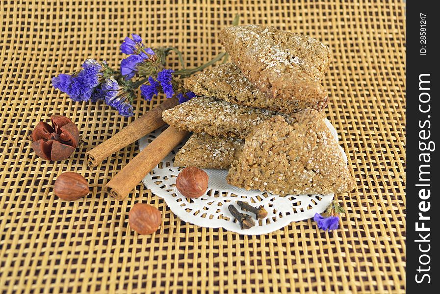 Home gingerbread with lilac flowers on the white napkin