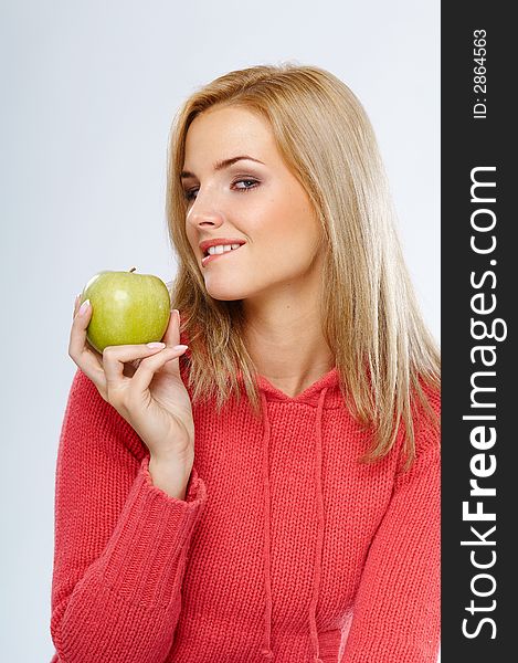 Portrait of woman with green apple