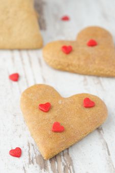 Cookie In The Form Of Heart On The Table Closeup Royalty Free Stock Images Cookie In The Form Of Heart On The Table Closeup Royalty Free Stock Images