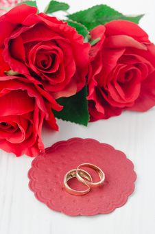 Red Roses And Rings For Valentine S Day Royalty Free Stock Images