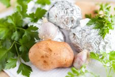 Raw Potato Close Up And The Potatoes In Foil Royalty Free Stock Images Raw Potato Close Up And The Potatoes In Foil Royalty Free Stock Images