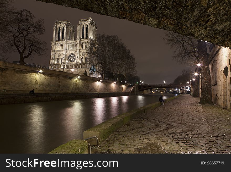Illuminate Notre-Dame from Paris with Sena in the night
