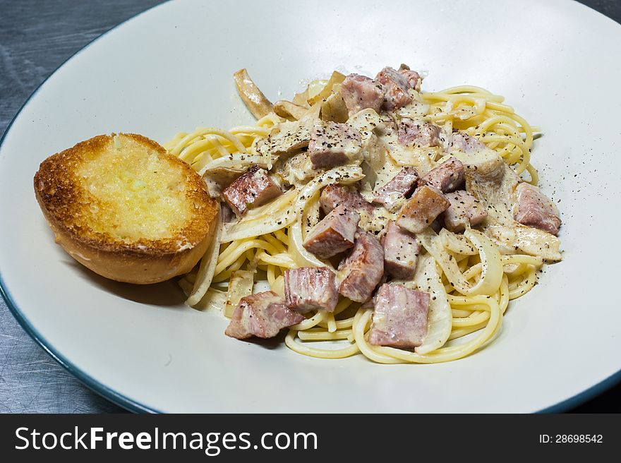 Spaghetti white sauce with ham and garlic bread