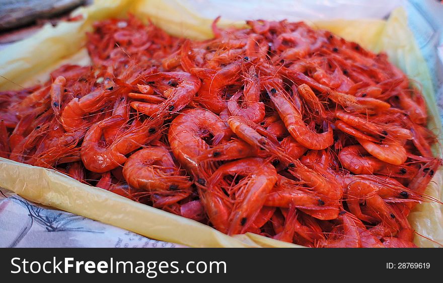 Red salty shrimp on the market shelf. Red salty shrimp on the market shelf.