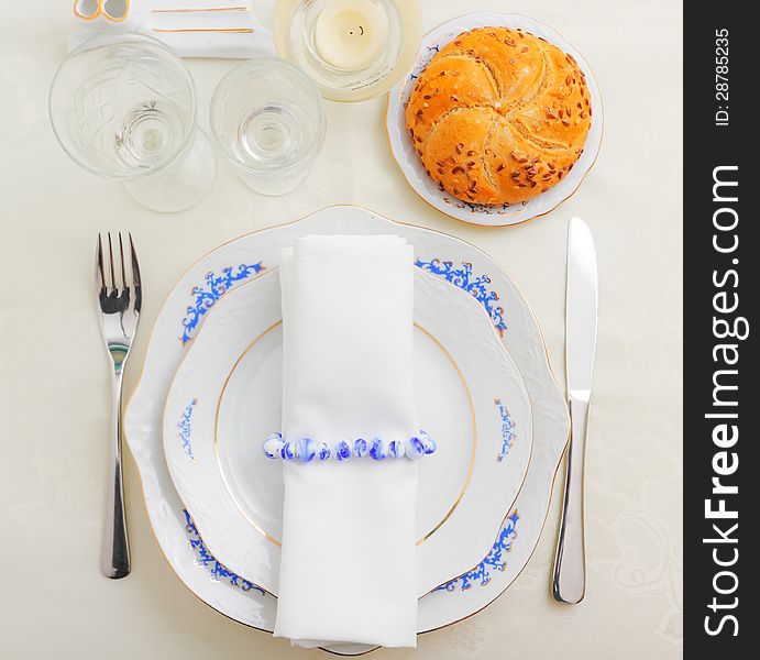 Elegant winter table setting in white and blue