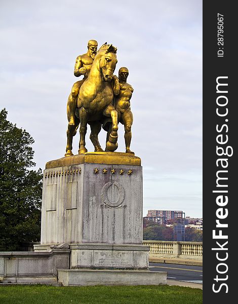 Washington DC, statue at the end of the Memorial Bridge on Potomac river