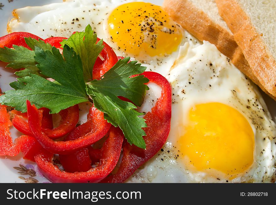 Scrambled eggs with sweet peppers and parsley