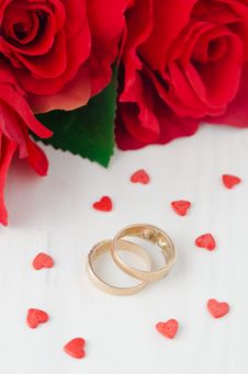 Red Roses, Rings And Sugar Hearts For Valentine S Day Royalty Free Stock Photos Red Roses, Rings And Sugar Hearts For Valentine S Day Royalty Free Stock Photos