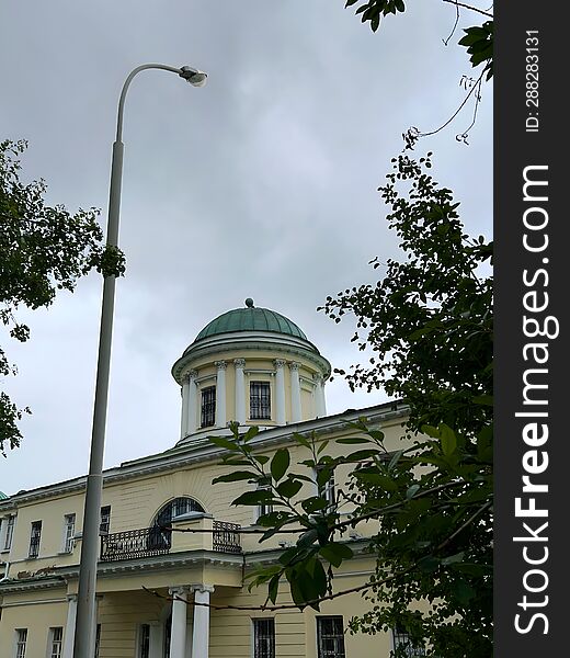 The estate of Rastorguev-Kharitonov, Yekaterinburg, Russia, with white columns and a green roof