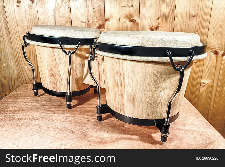 The bongos are a percussion of African origin and are mainly used in Latin music. The bongos are a percussion of African origin and are mainly used in Latin music.