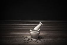 Marble Mortar With Spices Black Pepper And Carnation Royalty Free Stock Photos