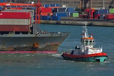 Container Ship And Tag Boat Royalty Free Stock Photography Container Ship And Tag Boat Royalty Free Stock Photography