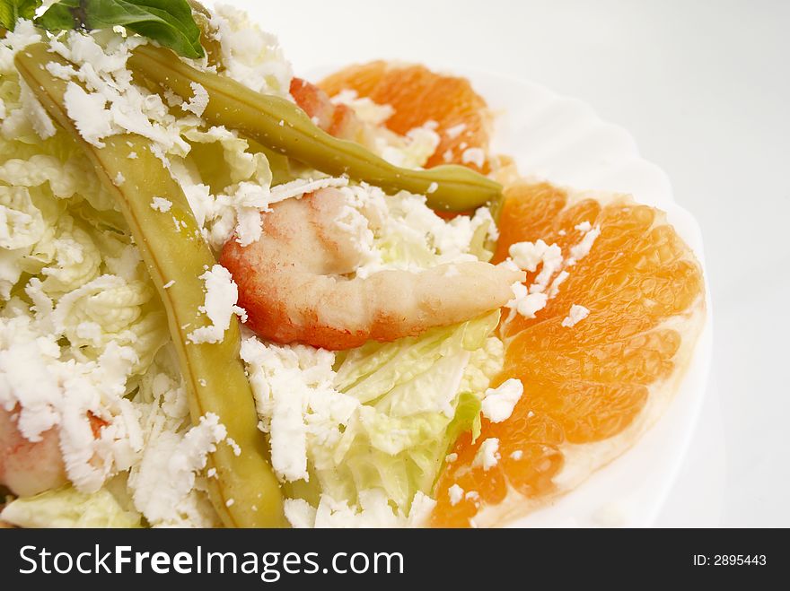 Salad with shrimps and grapefruit