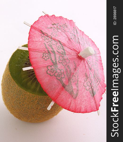 This Kiwi-cocktail! Making it as a cocktail and coconut-care offer kiwifruit inserted straws, decorations, umbrella and enjoy!. This Kiwi-cocktail! Making it as a cocktail and coconut-care offer kiwifruit inserted straws, decorations, umbrella and enjoy!