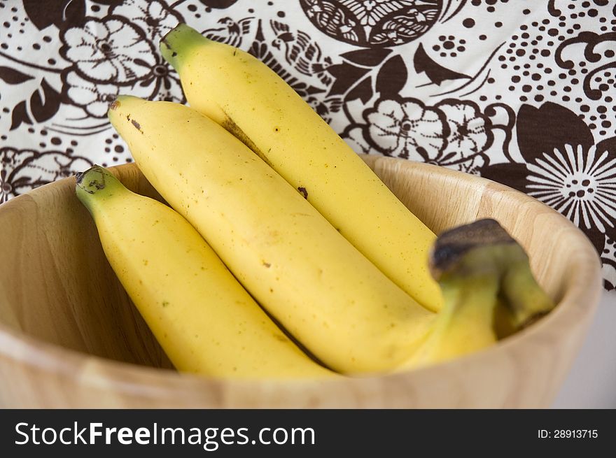 Close up rip banana in wooden bowl