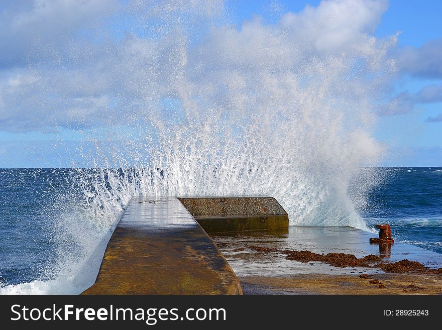 Sea â€‹â€‹wave Shattered The Pier