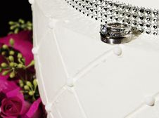 Wedding Rings, Wedding Cake, & Pink Roses Royalty Free Stock Images