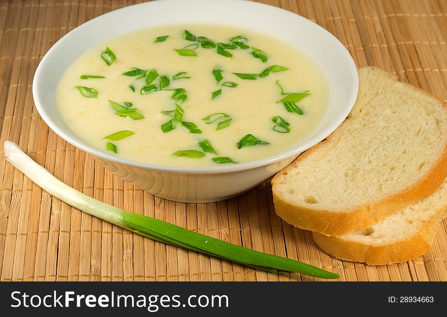 Potato cream soup with onions