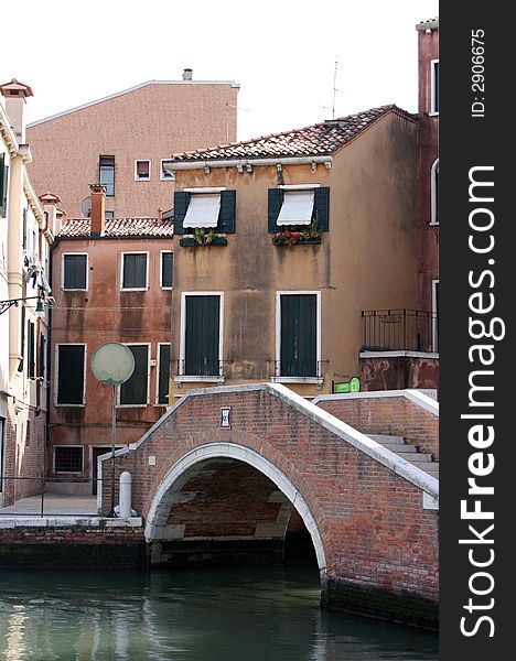 Old houses and a little bridge in venedig