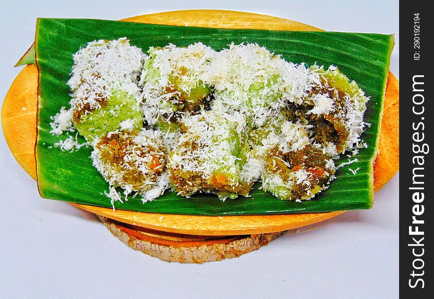 Kue putu is a type of traditional Indonesian snack in the form of a cake filled with Javanese sugar, coated with grated coconut and coarse grain rice flour. This cake is steamed by placing it in a bamboo tube that is slightly compacted