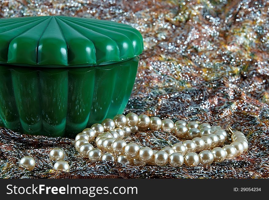 Pearl necklace with green porcelain bowl with cap