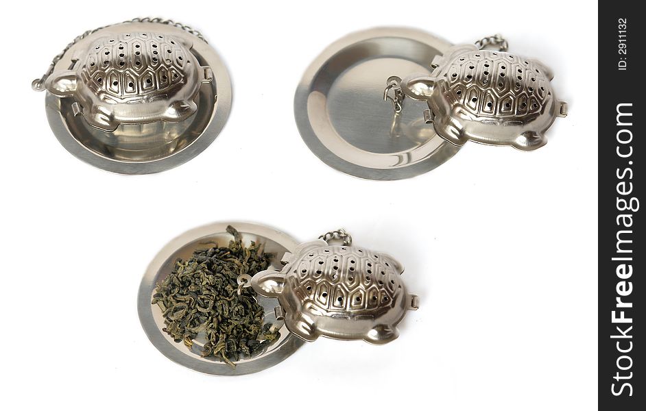 Metallic tea infuser in a form of turtle