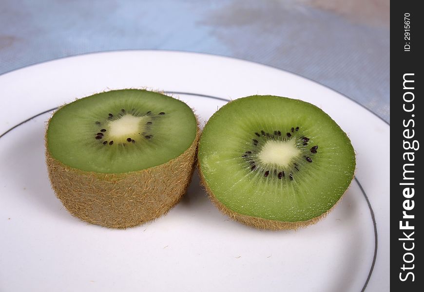 Fresh slice of kiwi fruit