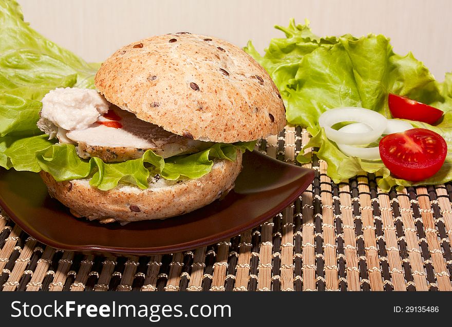 Sandwich with beef on green salad