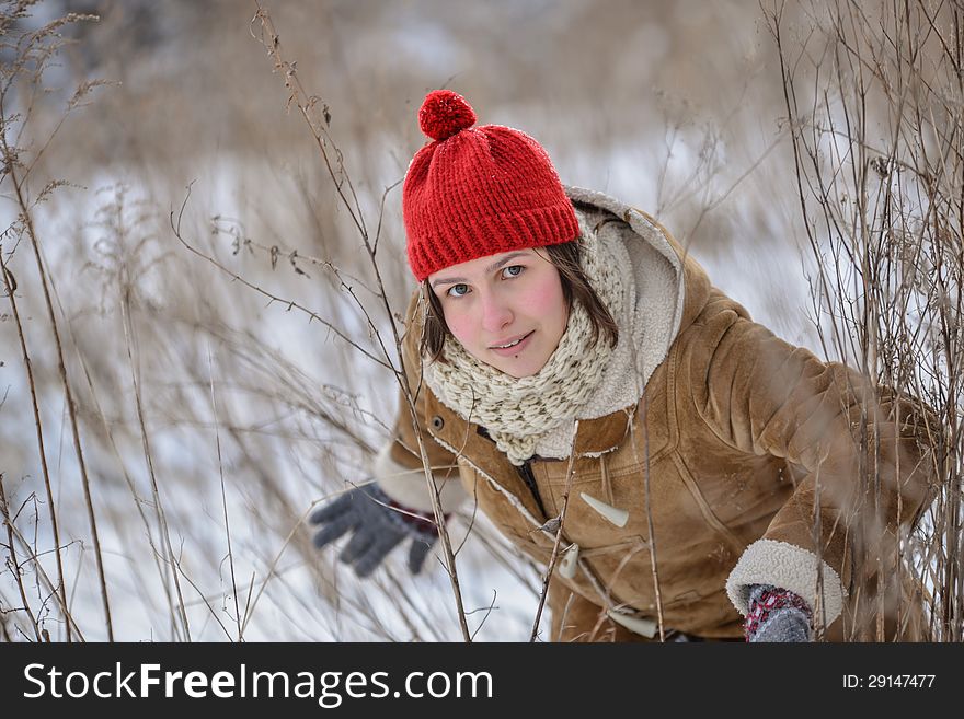 Yuong girl outdoor portrait a winter day morning