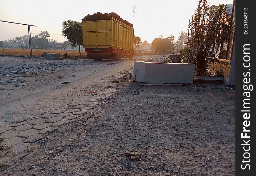 A truck containing two palm oil trees was passing on a damaged road