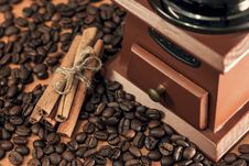 Coffee Mill With Cinnamon Sticks Royalty Free Stock Photography Coffee Mill With Cinnamon Sticks Royalty Free Stock Photography