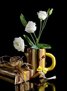 Paper Mug With Eustoma Flowers Royalty Free Stock Photos