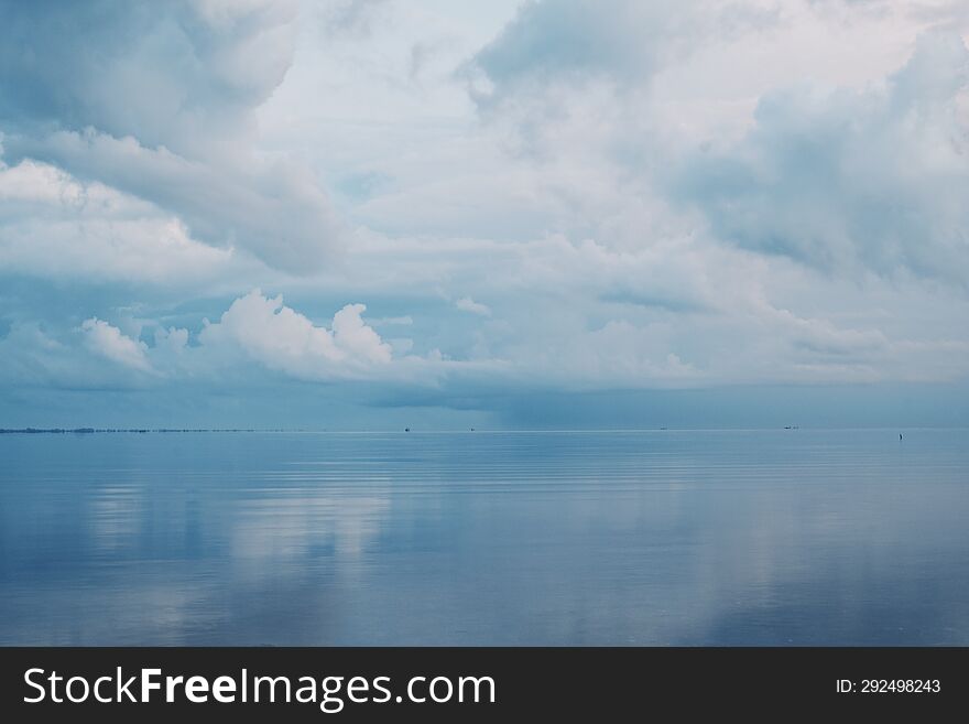 Beautiful view of clouds reflecting on the water. beautiful background