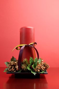 Red Candle With Holly And Pine Cone Christmas Table Centrepiece Still Life Royalty Free Stock Photography Red Candle With Holly And Pine Cone Christmas Table Centrepiece Still Life Royalty Free Stock Photography