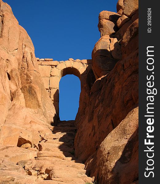 A rock archway in the middle of the desert