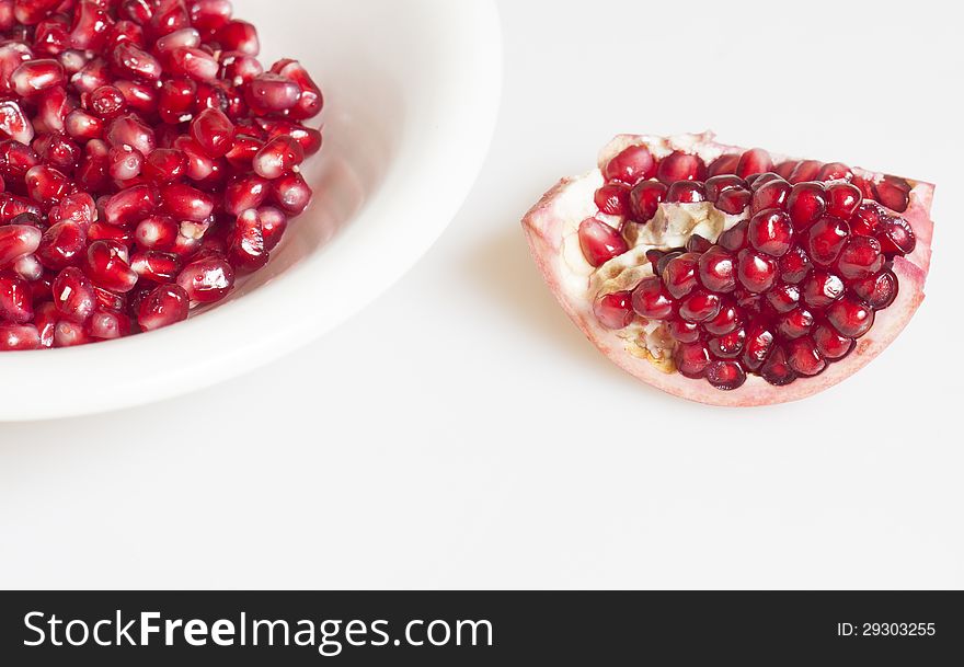 Ripe pomegranate seeds in bowl