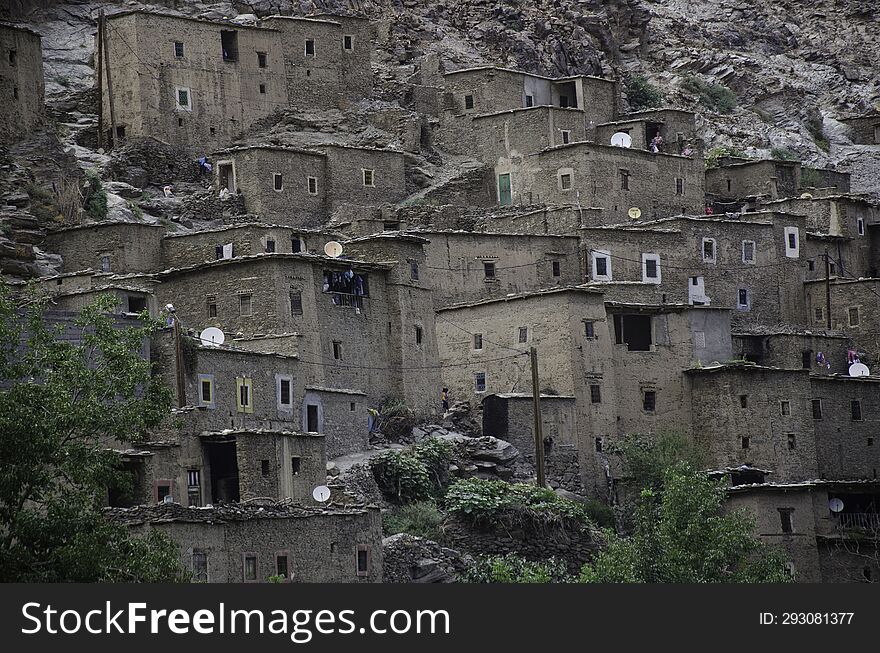 the villages : a perfect harmony between earth, and wood, very ecological means, and an extraordinary Berber architecture, based on a very old experience.