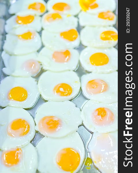 Preparation served is fried egg in tray